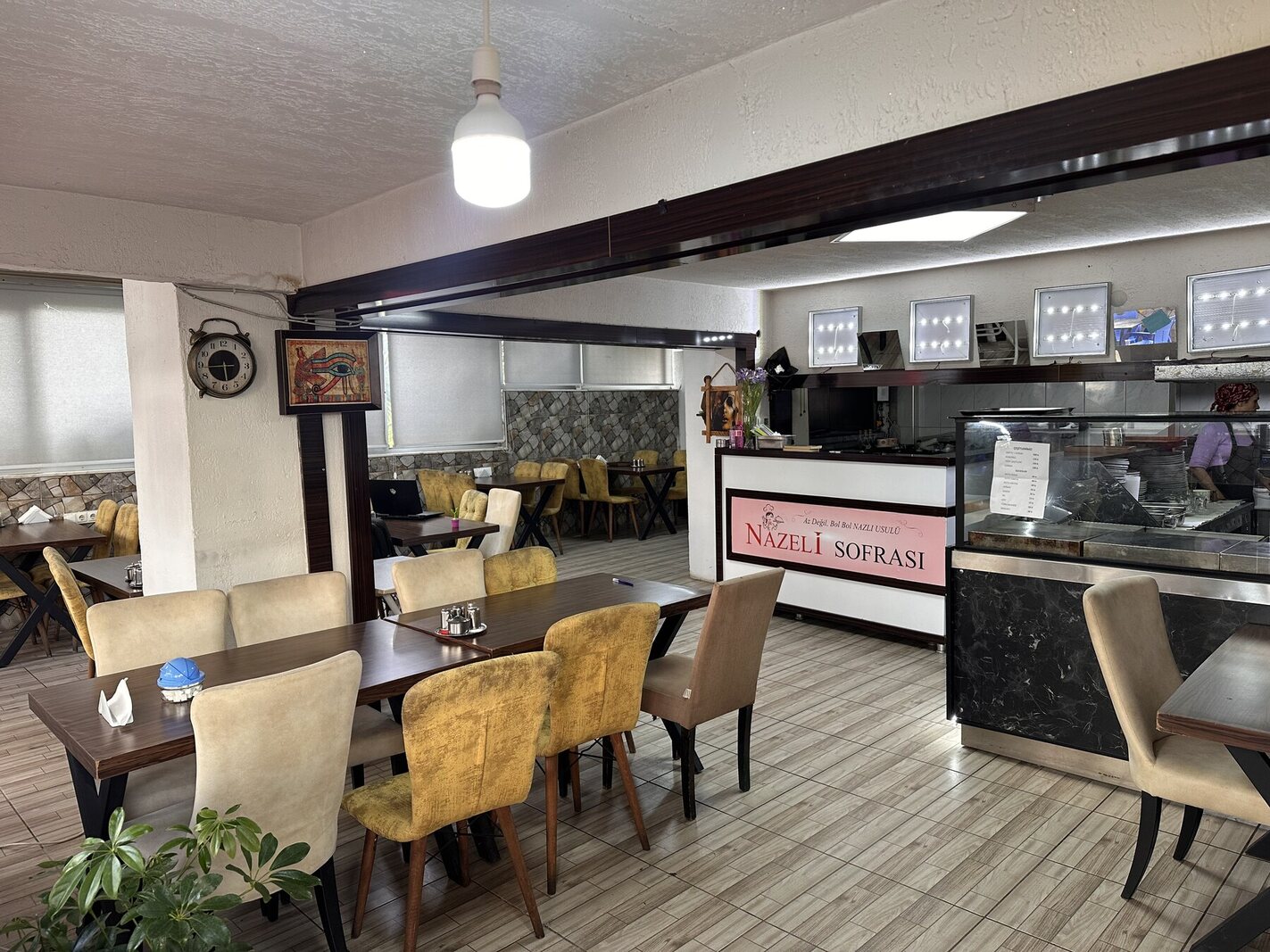 Nazeli Sofrası salon giriş alanı